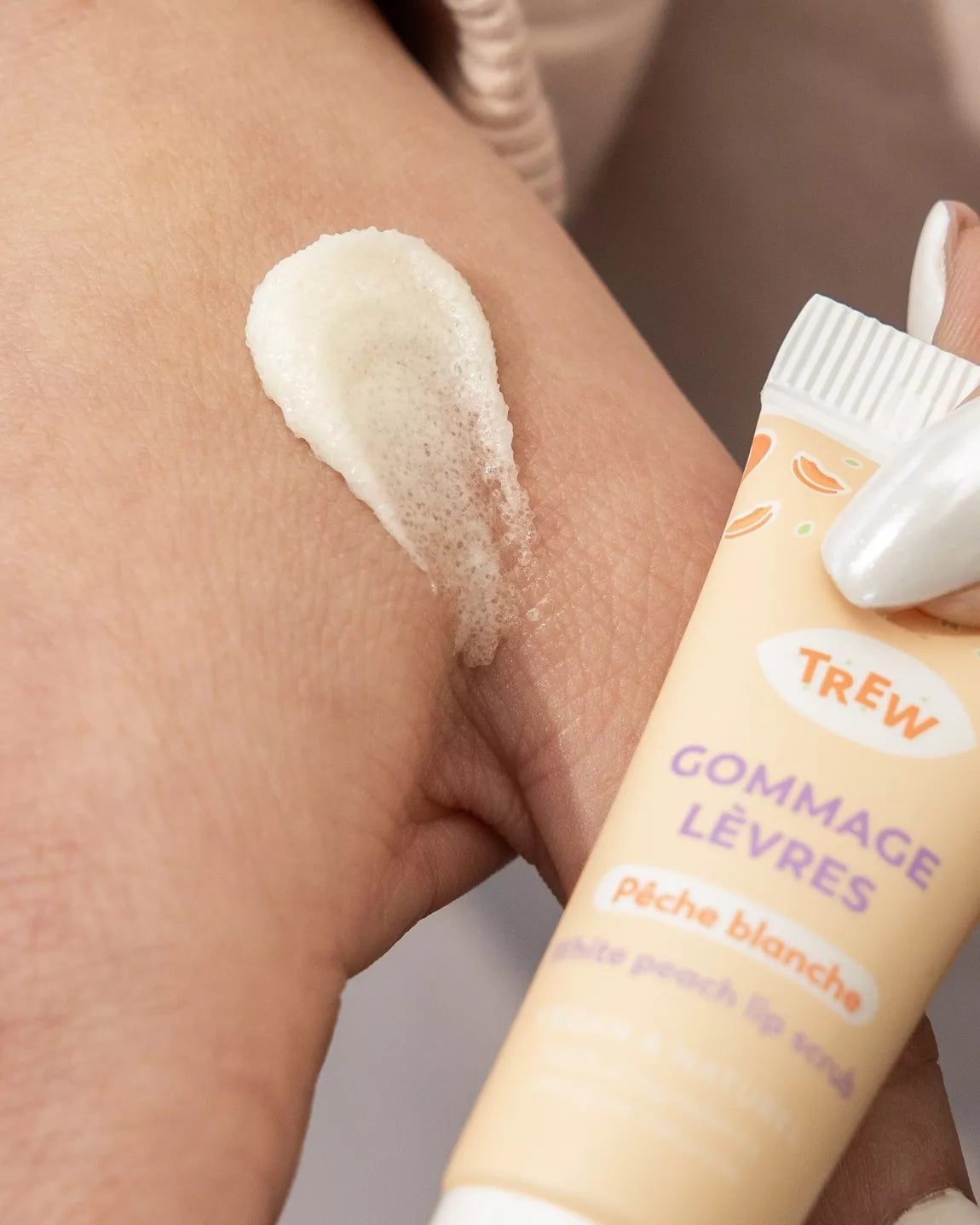 TREW – Sugar Scrub – Gommage Lèvres Pêche Blanche - touteslespeaux.fr